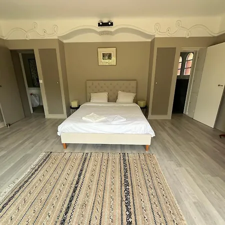 Avec Piscine Interieure, 5 Chambres, Proche Et Commerces A - Fr-1-374-220