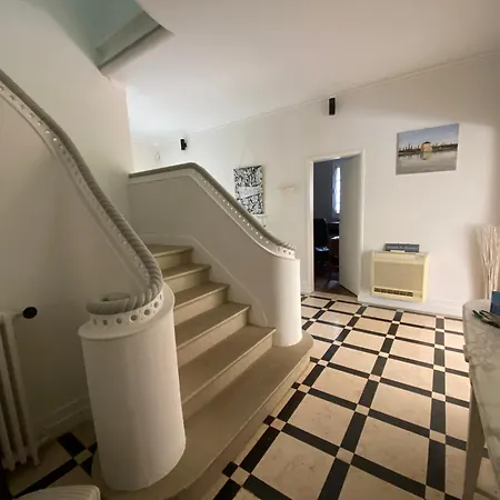Avec Piscine Interieure, 5 Chambres, Proche Et Commerces A - Fr-1-374-220 Villa *