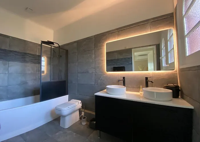 Avec Piscine Interieure, 5 Chambres, Proche Et Commerces A - Fr-1-374-220 *