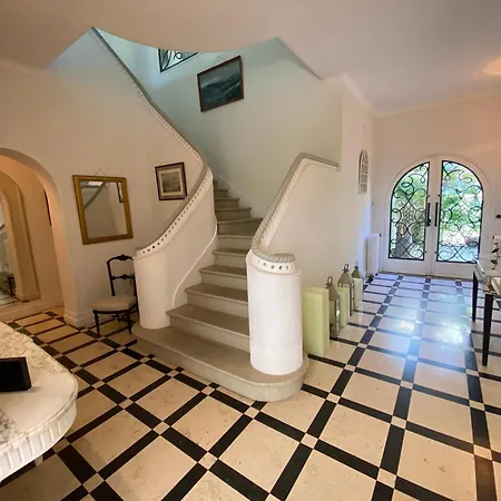 Avec Piscine Intérieure, 5 Chambres, Proche Et Commerces à - Fr-1-374-220 *