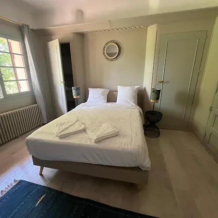 Avec Piscine Intérieure, 5 Chambres, Proche Et Commerces à - Fr-1-374-220