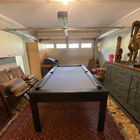 Avec Piscine Intérieure, 5 Chambres, Proche Et Commerces à - Fr-1-374-220