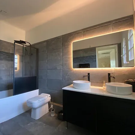 Avec Piscine Intérieure, 5 Chambres, Proche Et Commerces à - Fr-1-374-220 *