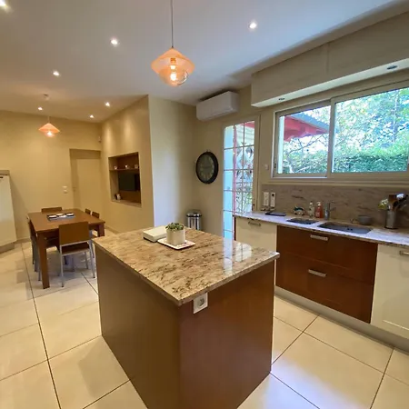 Avec Piscine Interieure, 5 Chambres, Proche Et Commerces A - Fr-1-374-220 Villa *