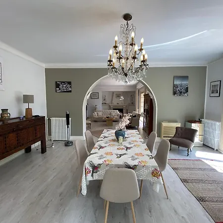 Avec Piscine Intérieure, 5 Chambres, Proche Et Commerces à - Fr-1-374-220 *