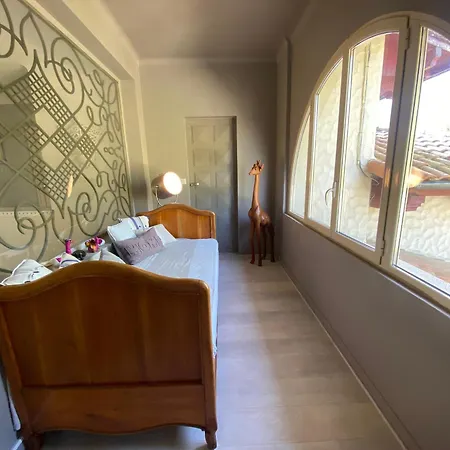 Avec Piscine Interieure, 5 Chambres, Proche Et Commerces A - Fr-1-374-220 Villa *