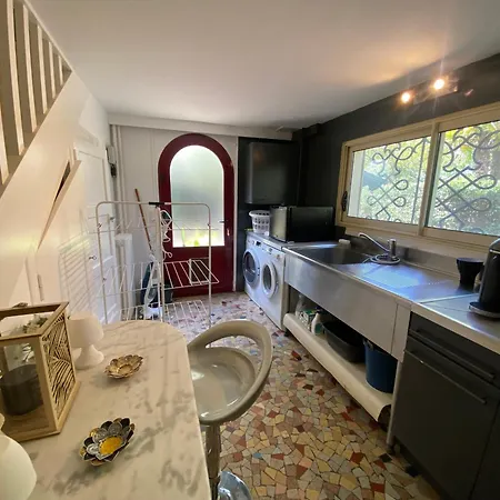 Avec Piscine Intérieure, 5 Chambres, Proche Et Commerces à - Fr-1-374-220 Villa