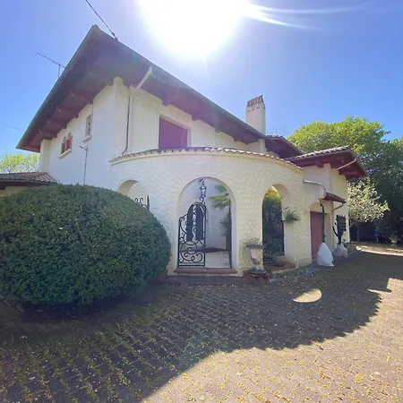 Villa Avec Piscine Intérieure, 5 Chambres, Proche Et Commerces à - Fr-1-374-220 *