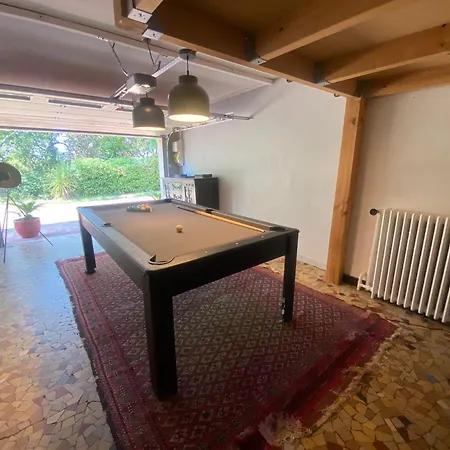 Avec Piscine Intérieure, 5 Chambres, Proche Et Commerces à - Fr-1-374-220 *
