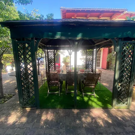 Avec Piscine Intérieure, 5 Chambres, Proche Et Commerces à - Fr-1-374-220 Villa *