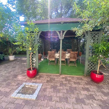 Avec Piscine Intérieure, 5 Chambres, Proche Et Commerces à - Fr-1-374-220 *
