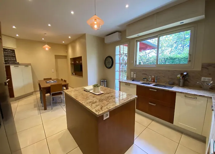 Avec Piscine Interieure, 5 Chambres, Proche Et Commerces A - Fr-1-374-220 Вилла *