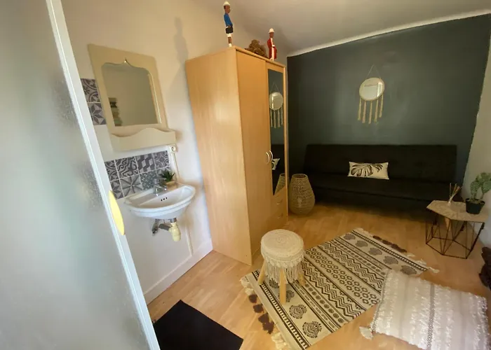 Avec Piscine Interieure, 5 Chambres, Proche Et Commerces A - Fr-1-374-220